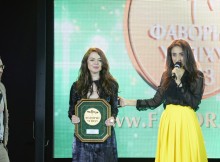 Resized picture of Alina Grosu standing with her "Favorite of Succes Award". Source: Favorites of Success, LLC (Ukraine) / favor.com.ua/en/about/